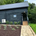 The Aspenshire Cabin: a nod to English Charm Hotels near Black Hawk Bridge