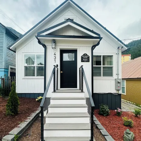 White LotusHistoric home minutes from all the main attractions!