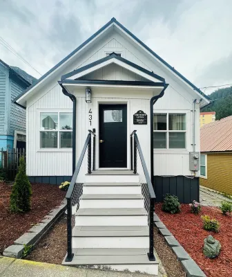 White LotusHistoric home minutes from all the main attractions! Hotels near Alaska State Museum