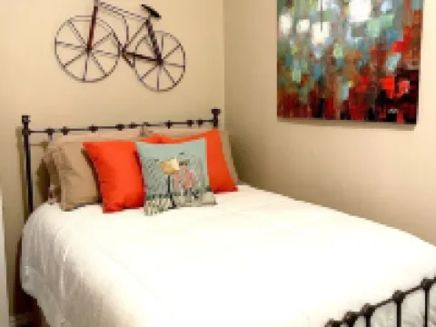 Adorable 2 Bedroom Cottage 3 blocks from downtown square ハリソンのホテル