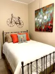 Adorable 2 Bedroom Cottage 3 blocks from downtown square Hotel dekat Bandara Boone County