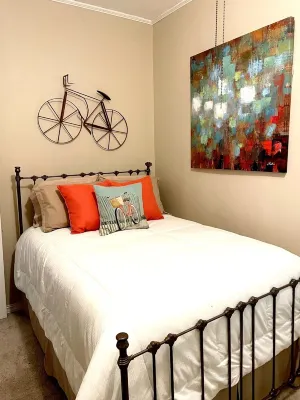 Adorable 2 Bedroom Cottage 3 blocks from downtown square Hotel dekat Bandara Boone County