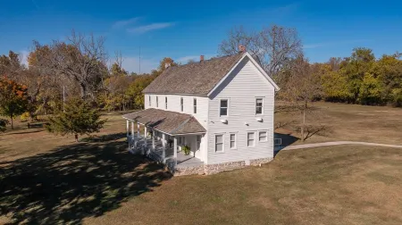 Peaceful creek-front cabin in the Ozark foothills, near historic Cherokee sites