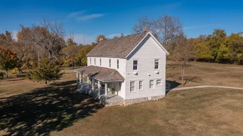 Peaceful creek-front cabin in the Ozark foothills, near historic Cherokee sites