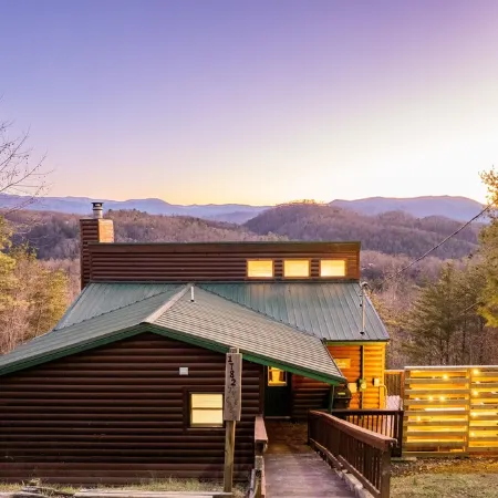 STUNNING SMOKY MOUNTAIN VIEWS! Hot Tub! Games! Close to Dollywood and Parkway!