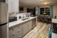 Pet Friendly, Modern Smart Home close to Airports & Stadiums