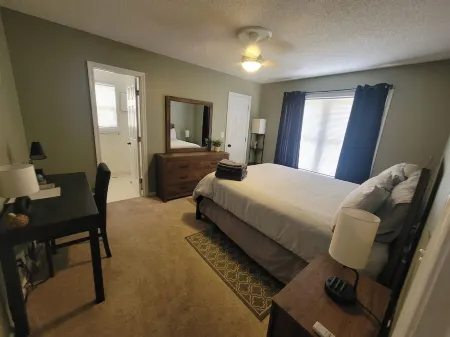 Cozy Home by downtown Columbia. 4 miles from USC Campus, Fort Jackson, Stadium Отели рядом с достопримечательностью «Ривербанкс Зу энд Гарден»