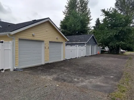 ⁎ 2 Townhomes with Smart TV & Blackout Curtains