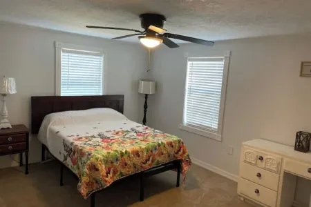 Cozy 3-bedroom house in peaceful Mena with WiFi, AC Отели в г. Акорн Тауншип