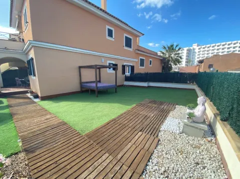 Townhouse with communal pool and jacuzzi, located a few meters from the beach.