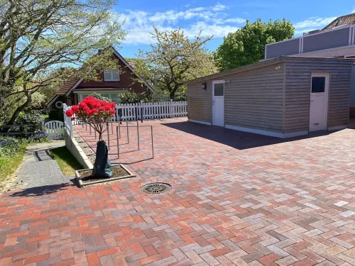 Exclusive apartment with large roof terrace near the beach with sauna Hotels in Langeoog