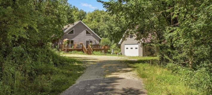 Modern luxury cabin just minutes from Downtown Viroqua. Hotels in Vernon County