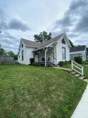 Charming 3-bedroom house with WiFi, Smart TVS and AC in lovely Noblesville