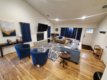 Brand new 1600 sq ft modern home ready for you! 5 min to lake/12 min to ski!