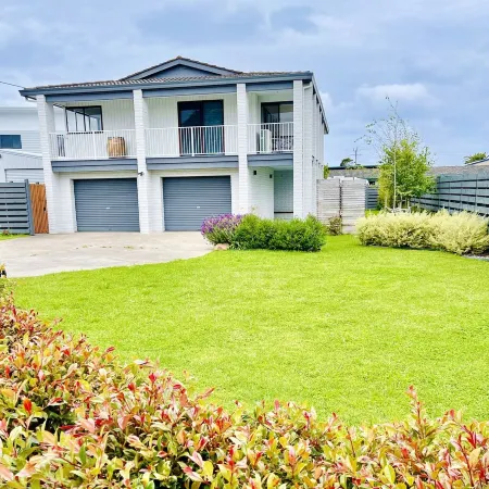 6 Lake st, 4 bedroom , 3 bathroom, 4 toilets, kitchen upstairs and downstairs Отели рядом с достопримечательностью «Лейкс Энтранс Бич»