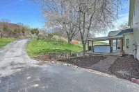 Cozy House On The Hill W/ Hot Tub Hotels near Goose Creek Farm , LLC