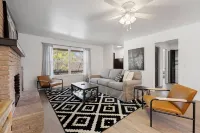 GameRoom, Trail access seconds away, cozy!