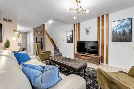 Townhouse Home Away from Home - 2 miles to Texas A&M