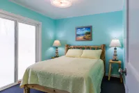 Sunshine Cottage, Saugatuck. Walk downtown. Clean, crisp, colorful, convenient.