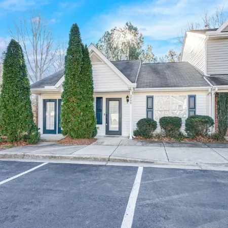 Stylish Luxe One-Level Twnh Steps from Neuse Trail Отели рядом с достопримечательностью «Торговый центр Triangle Town Center»