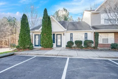 Stylish Luxe One-Level Twnh Steps from Neuse Trail Hotels near rue21