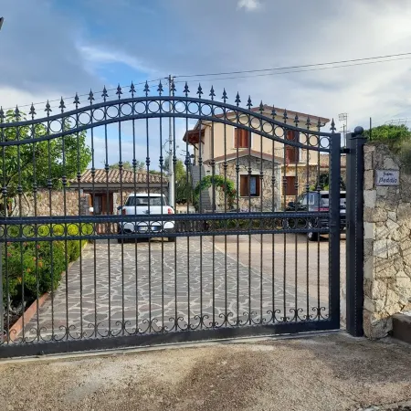 Aquamarine villa with garden and wifi Отели рядом с достопримечательностью «Пляж Кала-Брандинки»