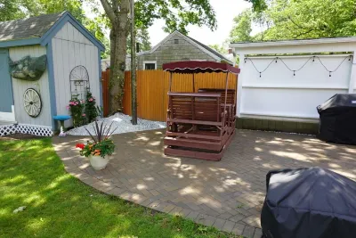 Cozy family-friendly cottage on beautiful Shining Sea bike trail 컴벌랜드 팜 주변 호텔