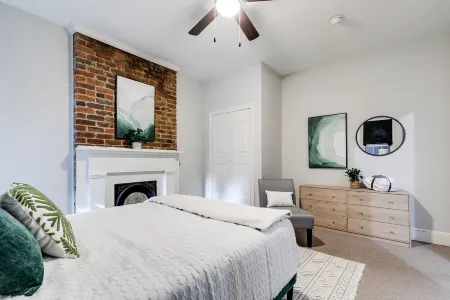 Modern, Lovely and Spacious Home Отели рядом с достопримечательностью «Университет Вирджиния Коммонуэлт»