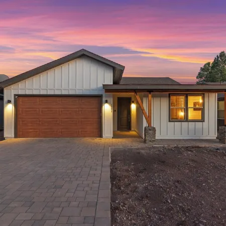 Grand Canyon Brand New Home with AC. Near Golf Course, Lake & Bearizona