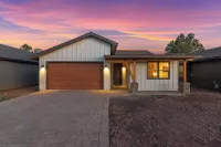 Grand Canyon Brand New Home with AC. Near Golf Course, Lake & Bearizona