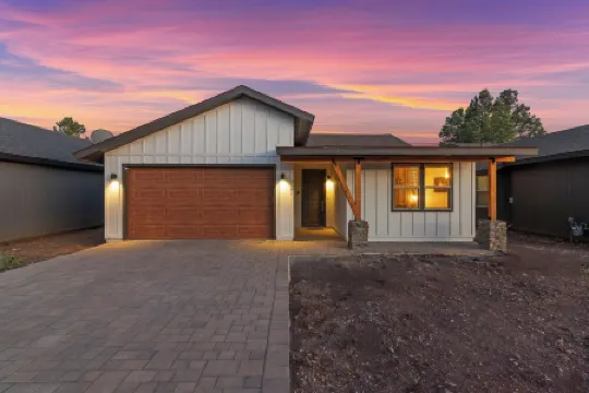 Grand Canyon Brand New Home with AC. Near Golf Course, Lake & Bearizona