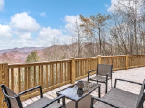Breathtaking Mountain View Luxury AVL Cabin w/Hot Tub, Fireplaces, Hi-Speed Wifi