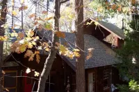 Twin Rock Tree House - Vintage Cabin Hotels near Mountain Pottery