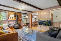 5BD/2BA Cabin-Style Home in the Heart of Norwich, Close to Casinos