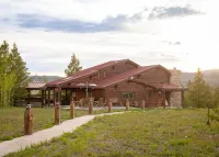 4-Seasons Luxury Mountain And Lake Getaway