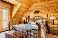 The Alpine Chalet-Location, Views, Theatre Room, Hot tub, Game Room!