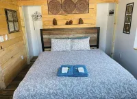 Hot tub, waterfront, Bush Gardens, kajaks, fishing