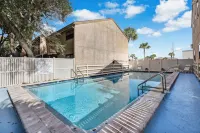 Beautifully Remodeled Townhouse Steps from the Shore – Pool & Garage Included