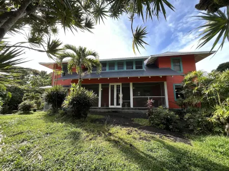 Restored Historic Mansion with Modern Amenities Steps to the Beach! Отели рядом с Аэропорт Хило