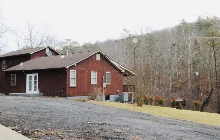 Cozy Mountain Retreat with Pickle-ball Court. Pet Friendly!