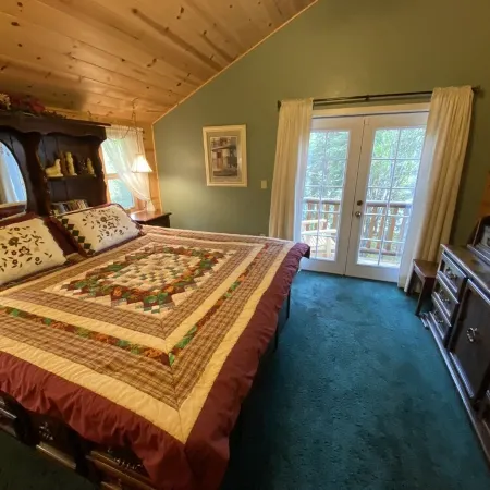 Kenai riverfront log cabin, perfect for fishing, close to town