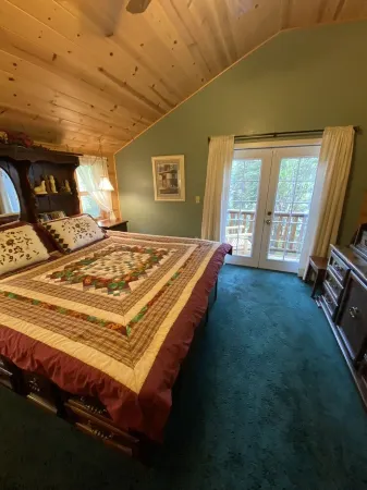 Kenai riverfront log cabin, perfect for fishing, close to town