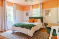 NEW Colorful Cottage + Hot Tub + Pets + 15 min to LAKE