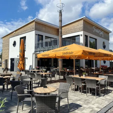 8P Holiday home "Seegelblick" in the first row of the lake with sauna, fireplace & wallbox Отели в г. Поух