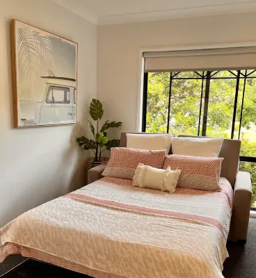 5 min drive from Terrigal Beach. Modern apartment.