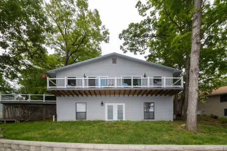 Cozy Lakefront House & Private Dock in Osage Beach! June Special! Check it Out!