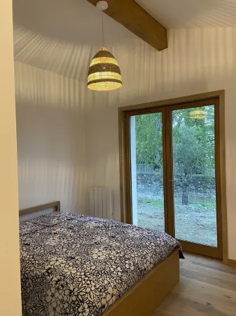 La Maison du Petit Jeu à Grignan : Piscine et vue sur le Château Отели в г. Гриньян