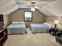 Spacious family Lodge with solar heated pool, hot tub, fire pit and EV charger. - 3성급