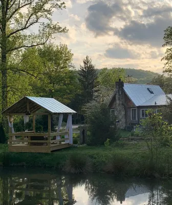 Authentic NC Log Cabin~Pond View~Hot Tub~Fresh Eggs