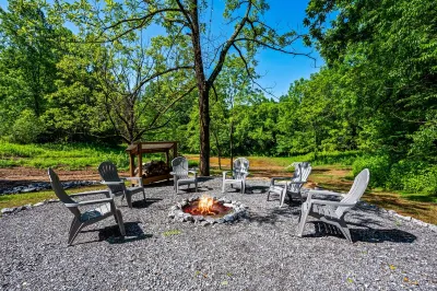 New Hot Tub / Firepit / Outdoor Dining / Park Grill Hotels near The Lily Barn